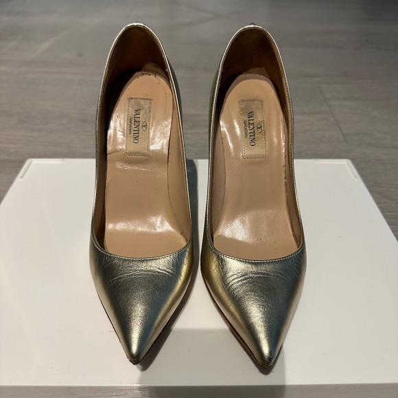 Valentino Garavani Rockstud High heel size 35 Gold leather gently used - Picture 6 of 15